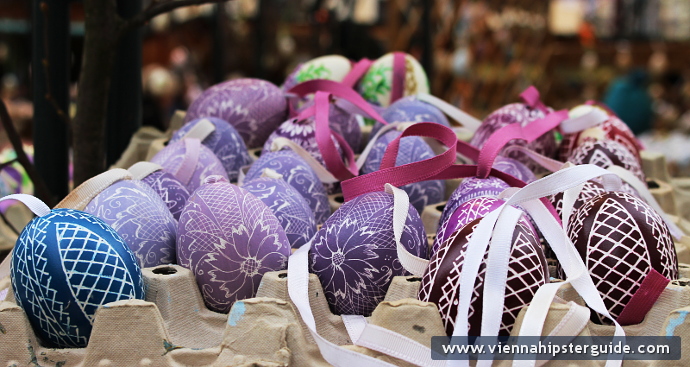 Handbemalte, lilafarbene Ostereier mit traditionellen Mustern auf dem Ostermarkt auf der Freyung in Wien / Altwiener Ostermarkt, Wien