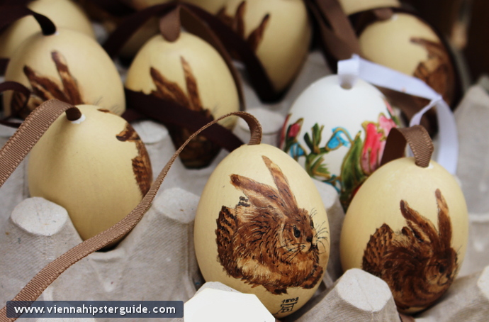 Handbemalte Ostereier mit klassischen Hasenmotiven auf dem Ostermarkt auf der Freyung in Wien / Altwiener Ostermarkt, Wien