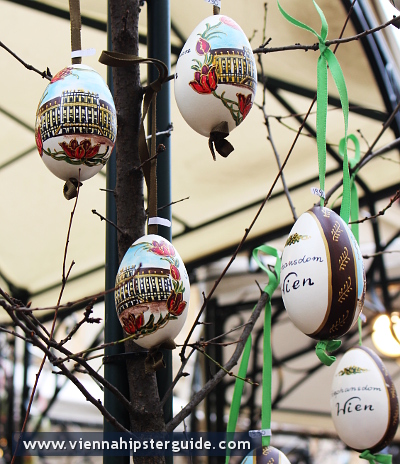 Handbemalte Ostereier mit Motiven vom Schloss Schönbrunn auf dem Ostermarkt auf der Freyung in Wien / Altwiener Ostermarkt, Wien