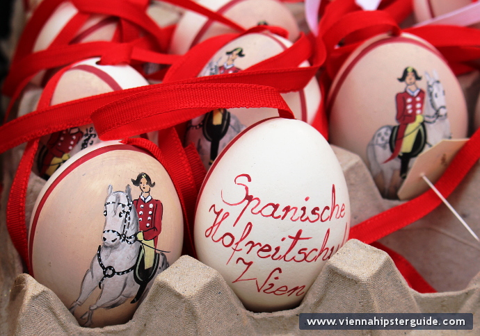 Handbemalte Ostereier mit Motiven der Spanischen Hofreitschule und Lipizzaner auf dem Ostermarkt auf der Freyung in Wien / Altwiener Ostermarkt, Wien