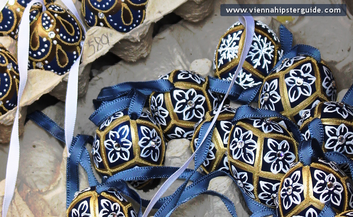 Handbemalte blaue Ostereier mit traditionellen Blumenmustern auf dem Ostermarkt auf der Freyung in Wien / Altwiener Ostermarkt, Wien