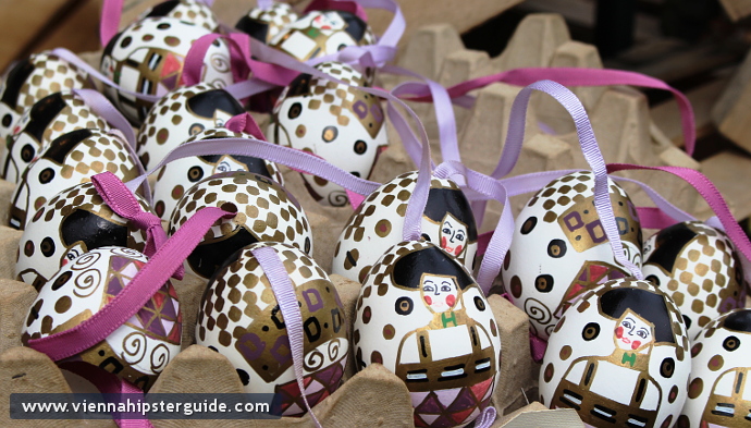 Handbemalte Ostereier mit Motiven aus Gemälden von Gustav Klimt auf dem Ostermarkt auf der Freyung in Wien / Altwiener Ostermarkt, Wien