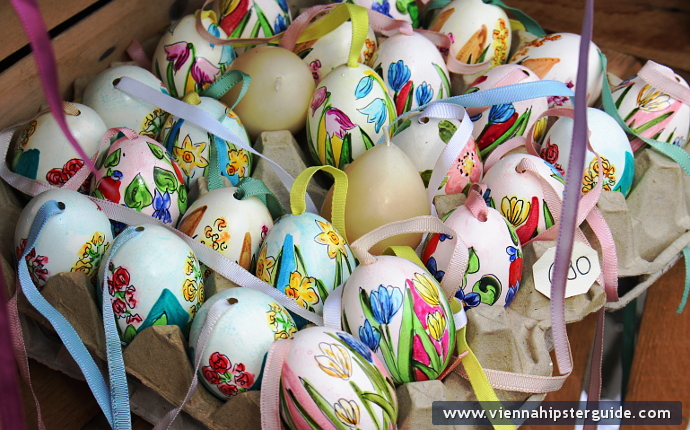Handbemalte Ostereier mit Frühlingsmotiven auf dem Ostermarkt auf der Freyung in Wien / Altwiener Ostermarkt, Wien
