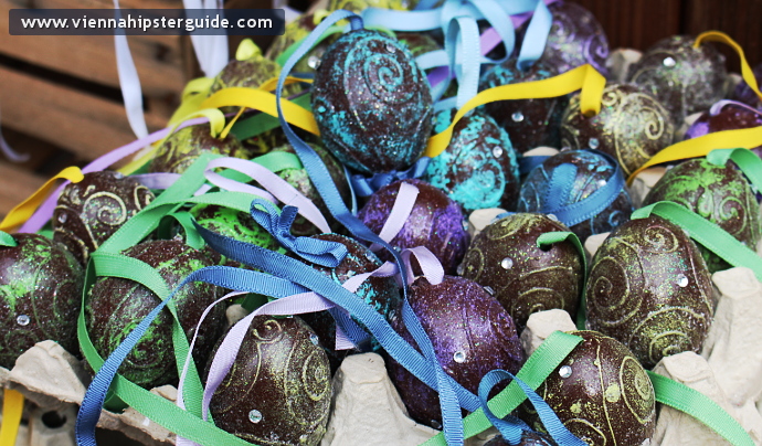 Handbemalte Ostereier mit künstlerischen Dekorationen auf dem Ostermarkt auf der Freyung in Wien / Altwiener Ostermarkt, Wien