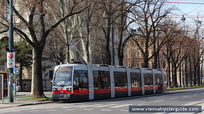 Öffentliche Verkehrsmittel in Wien: rote Straßenbahn - Wien