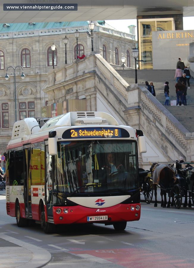 Bus 2a am Albertinaplatz in Wien, Österreich - Wien