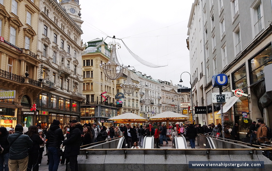 Graben, Wien, Österreich, Dezember 2024 - Einkaufsstraße in Wien mit Weihnachtsdekoration