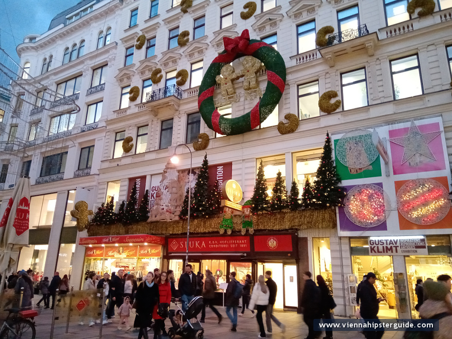 Kärntner Straße, Wien, Österreich - Einkaufsstraße in Wien mit Weihnachtsdekoration
